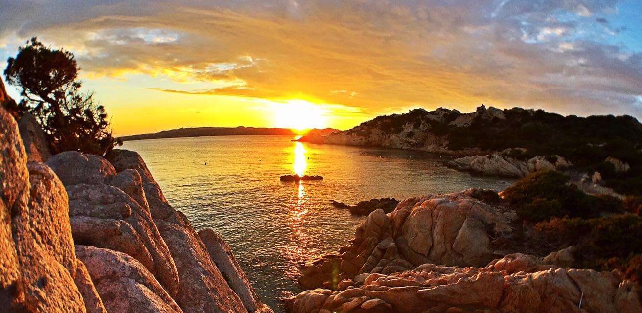 Tramonto sull'arcipelago della Maddalena a giugno: il momento perfetto per un aperitivo