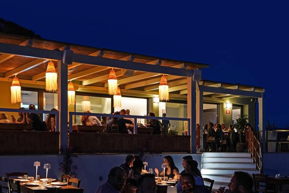 Cena da Kumale a La Maddalena a giugno: churrasco brasiliano e tavoli all'aperto