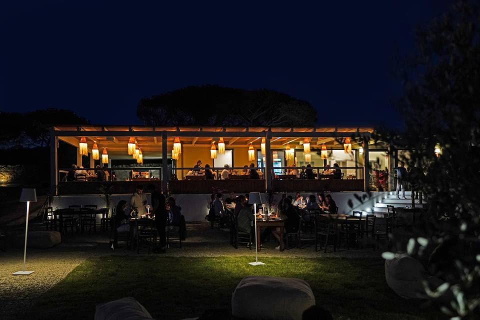 Terrazza di Kumalè illuminata di sera a La Maddalena