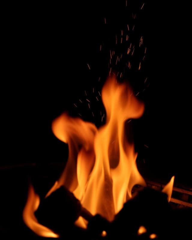 Fiamme e scintille del fuoco del churrasco brasiliano da Kumalè La Maddalena