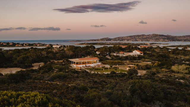 Vista aerea al tramonto del ristorante Kumalè churrasca a La Maddalena, Sardegna