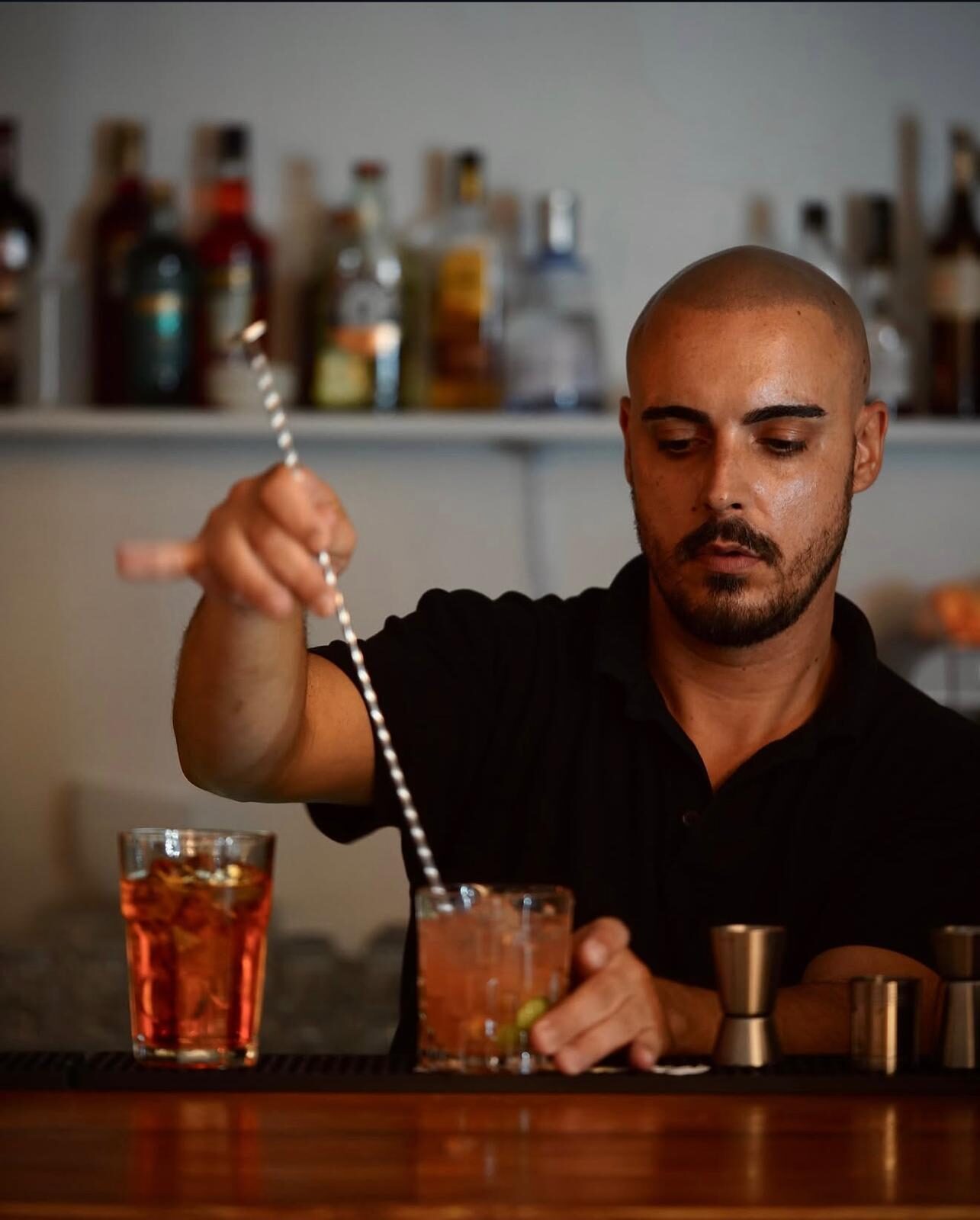 Bartender Kumalè prepara cocktail - after dinner e drink a La Maddalena, Sardegna