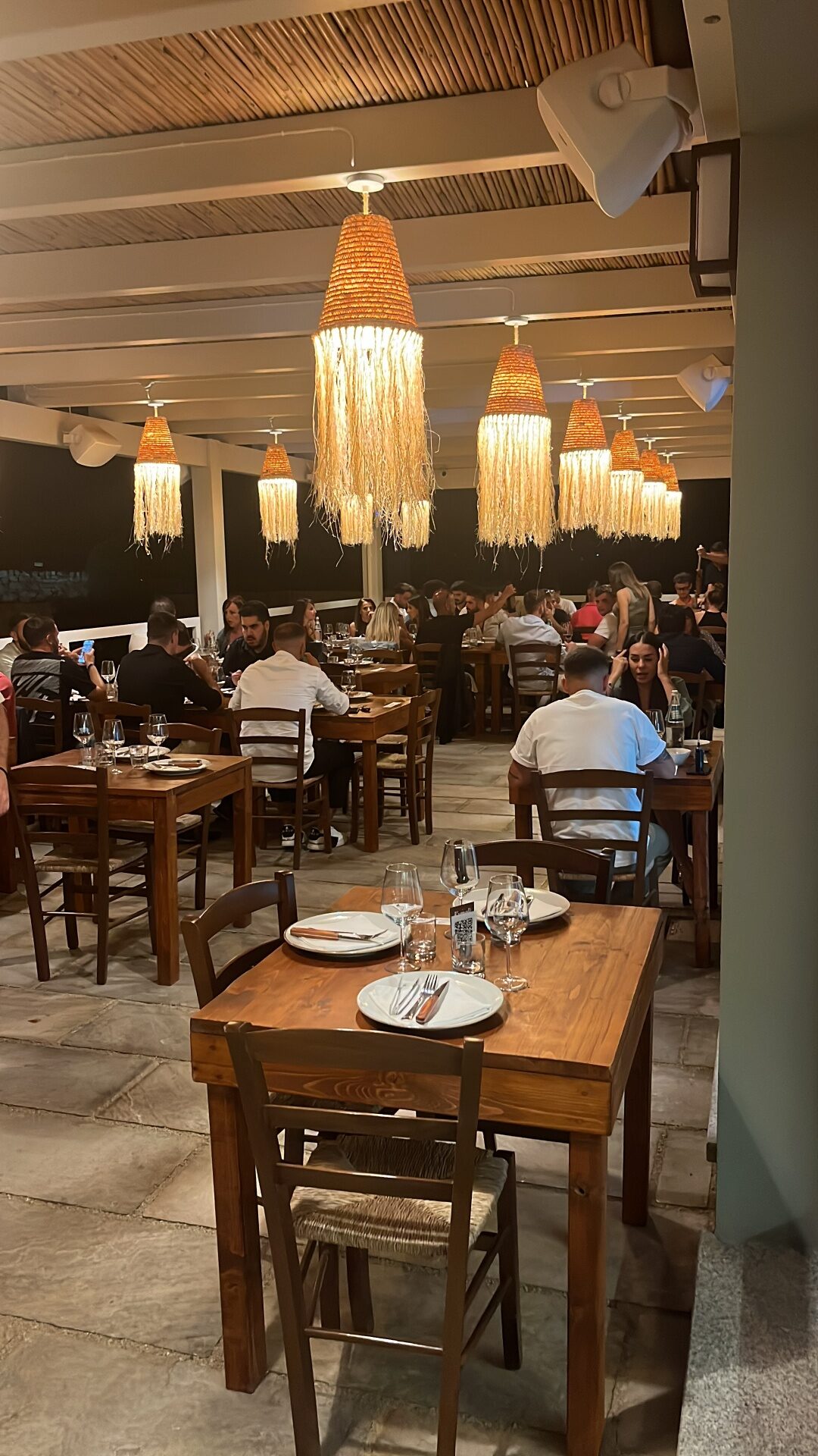 Sala interna del ristorante Kumalè di sera - atmosfera churrasca a La Maddalena